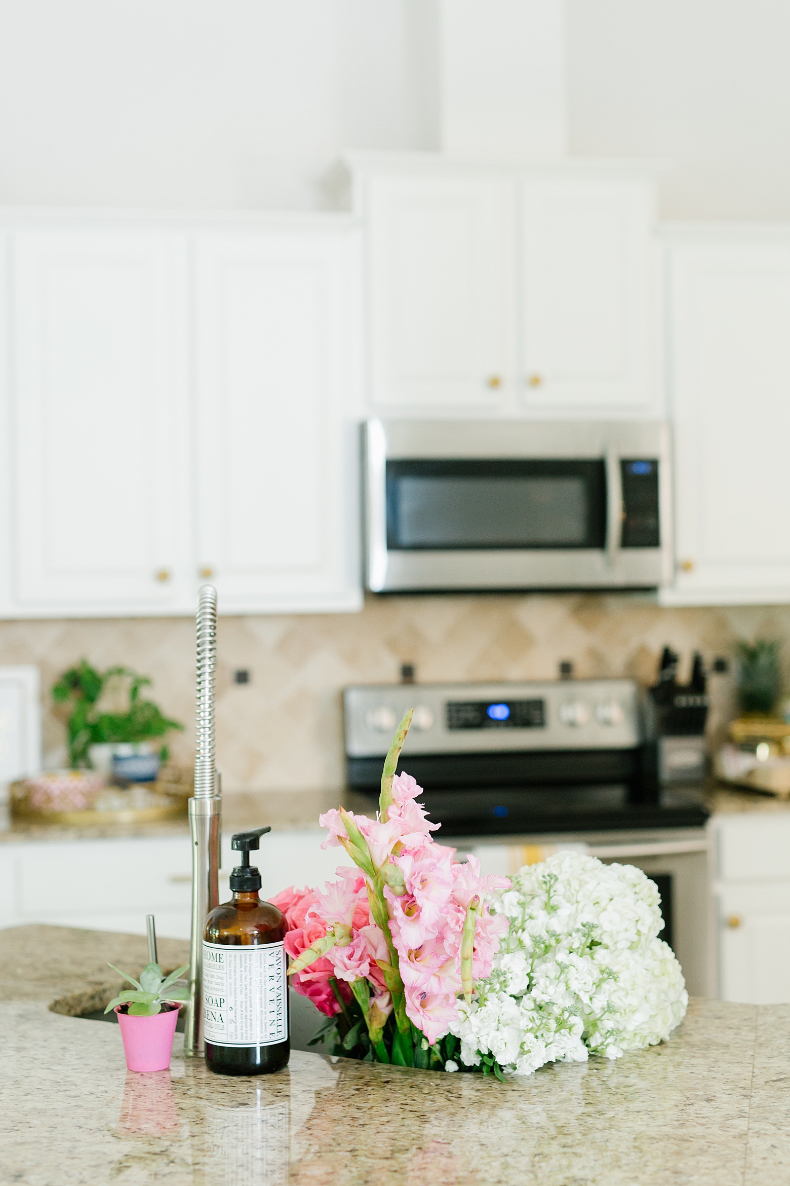 bright white kitchen cabinets, florida kitchen, casual kitchen design, gold cabinet hardware